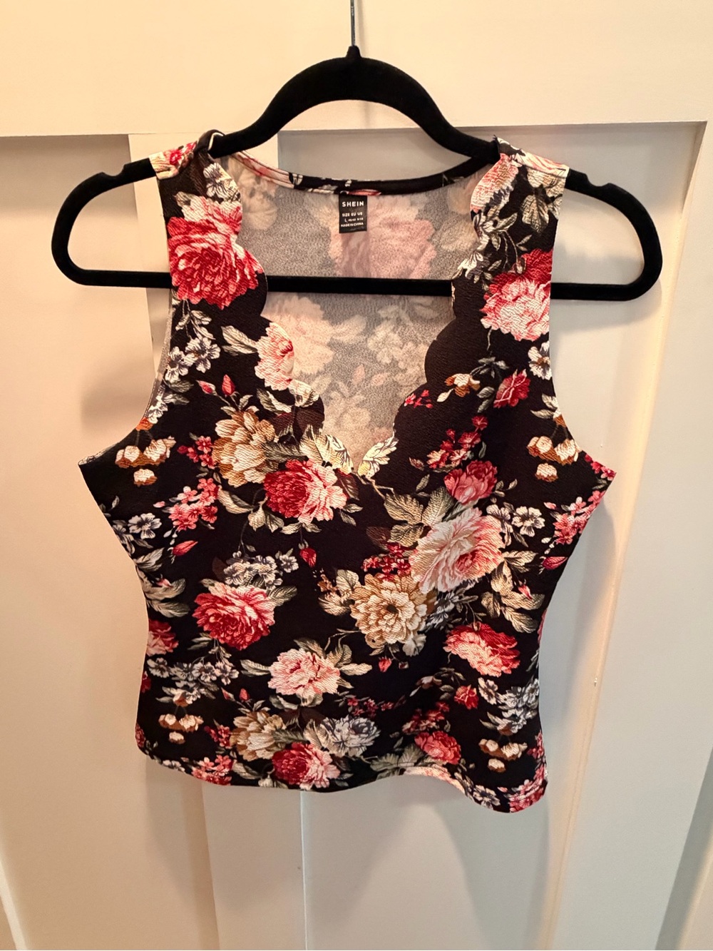 SHEIN Black Floral Scallop V-Neck Tank Top with Red and Cream Blooms
